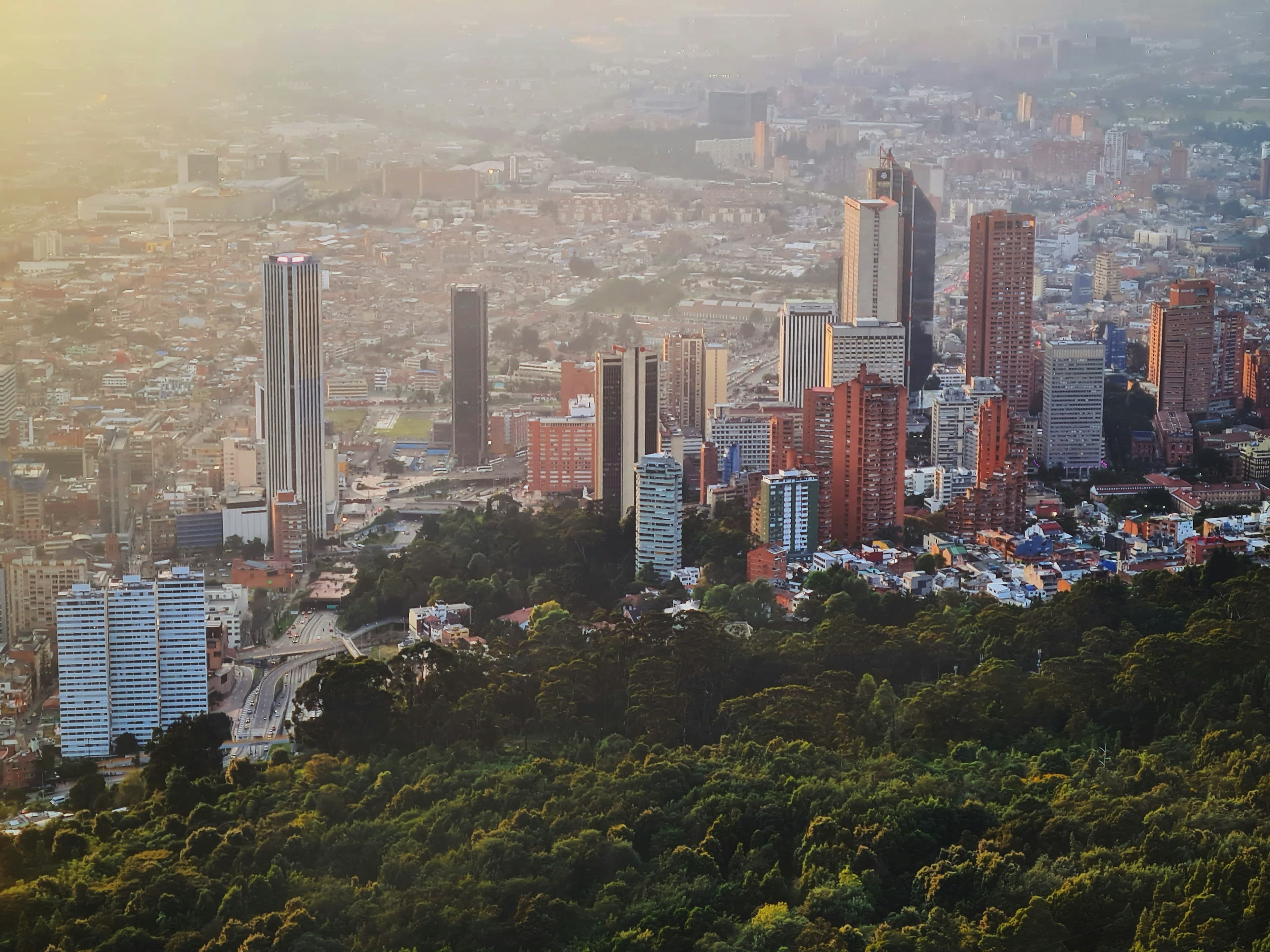 Vista aérea del centro de Bogotá entre los cerros